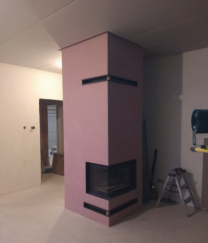 Montaż obudowy kominka Toruń - etap wykończenia konstrukcji K&S Budownictwo